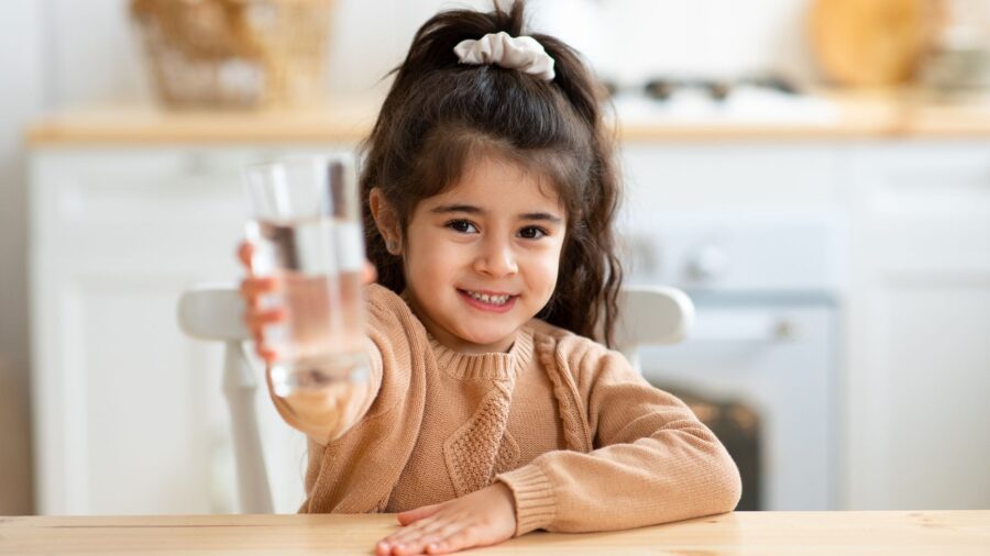 jak zachęcić dziecko do picia wody