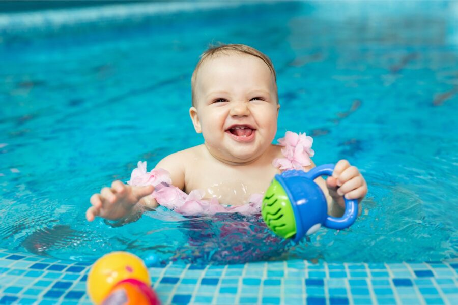 Kiedy zacząć uczęszczać z dzieckiem na basen?